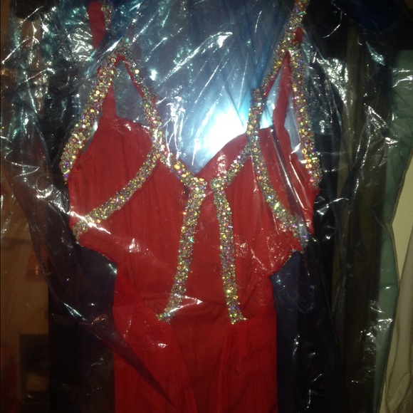 RED PROM DRESS - Picture 4 of 4