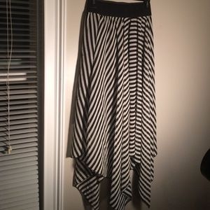 LIKE NEW! Beautiful flowing shark bit hem skirt!