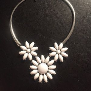 New White flower necklace