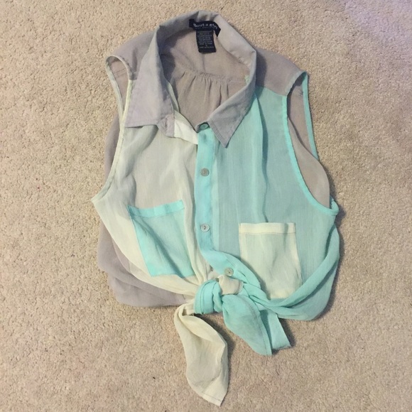 Cute sleeveless button up! - Picture 2 of 3