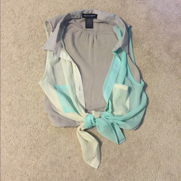 Cute sleeveless button up! - Picture 3 of 3