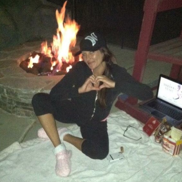 🌺 Meet your posher, Julie  🌺 - Picture 2 of 4