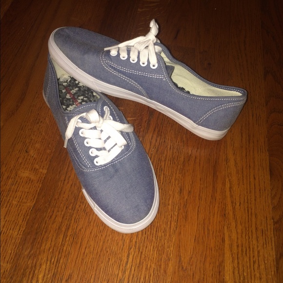 Tennis shoes - Picture 1 of 2