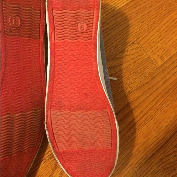 Tennis shoes - Picture 2 of 2