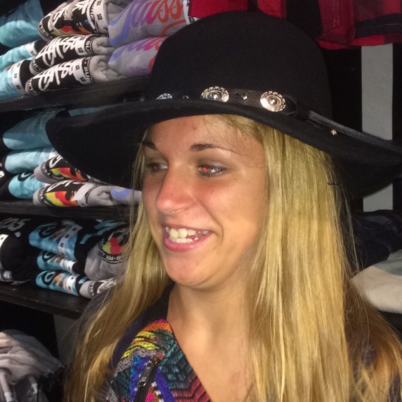 Meet your Posher, Kayla - Picture 1 of 1