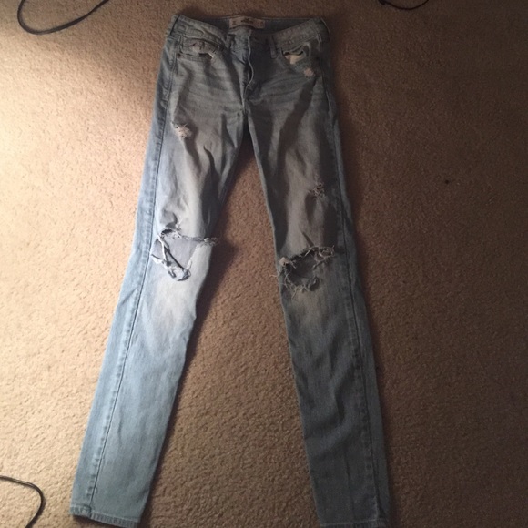 Ripped up, light wash Hollister jeans - Picture 1 of 3