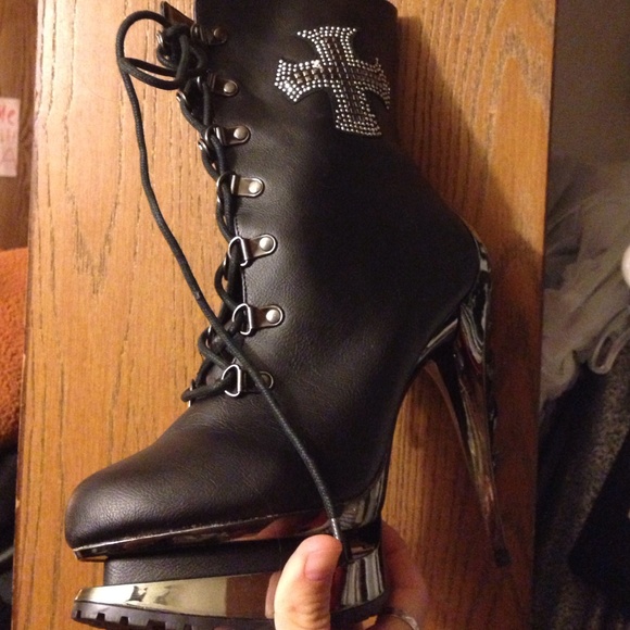 High heels - Picture 3 of 3