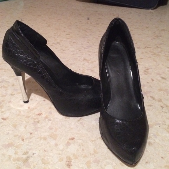 Black pumps with silver heel