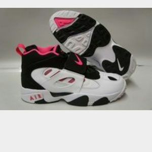 nike white/pink diamond turf shoes 6.5y