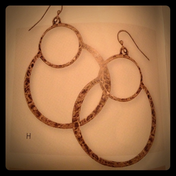 Accent earrings