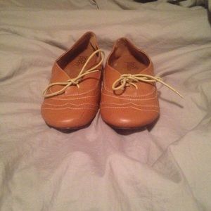 Super cute brown Oxford like shoes!