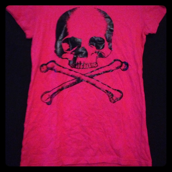Hot pink skull & cross bones t-shirt