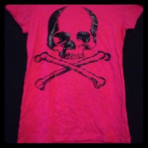 Hot pink skull & cross bones t-shirt