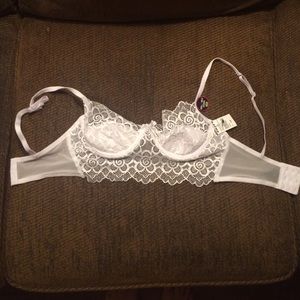WHITE LACE BRALETTE