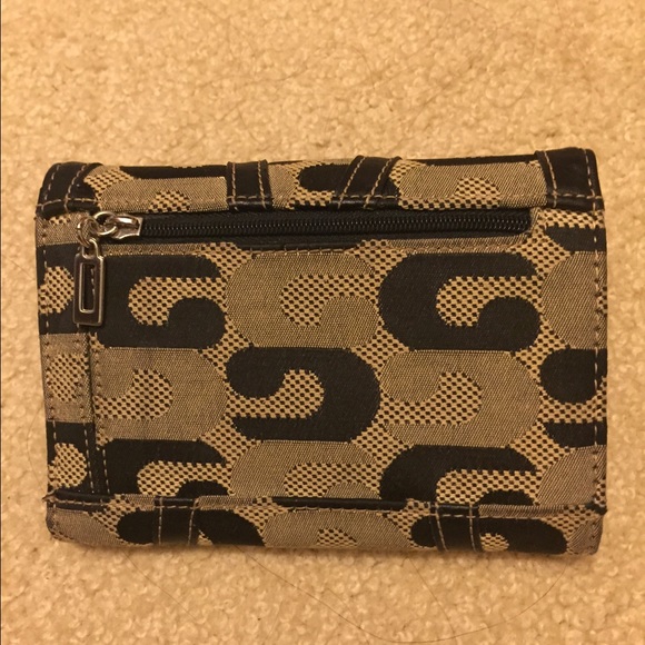 Guess purse - Picture 2 of 3