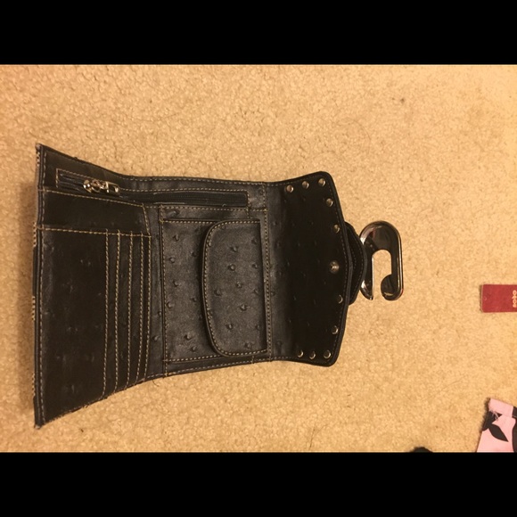 Guess purse - Picture 3 of 3
