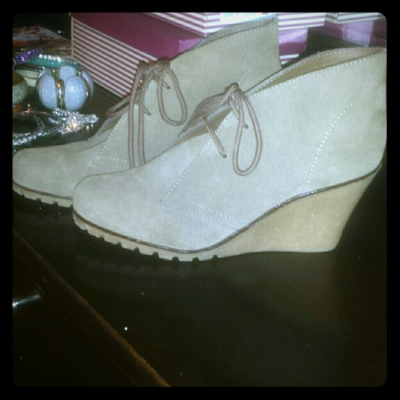 Wedge suede boots