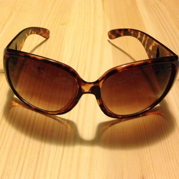 Leopard "bug eye" sunglasses w/ butterfly accents