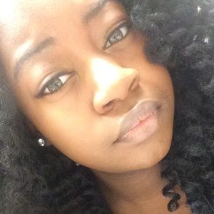 Meet your Posher, Alexia