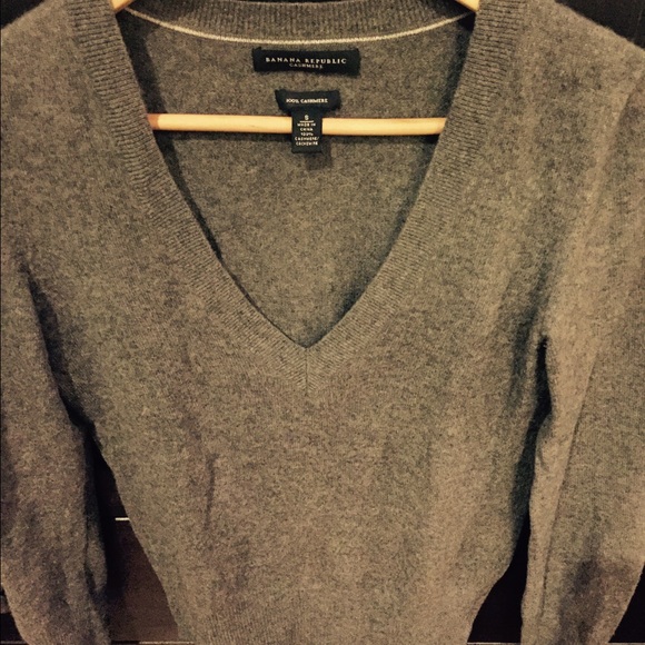 100% Cashmere vneck sweater.