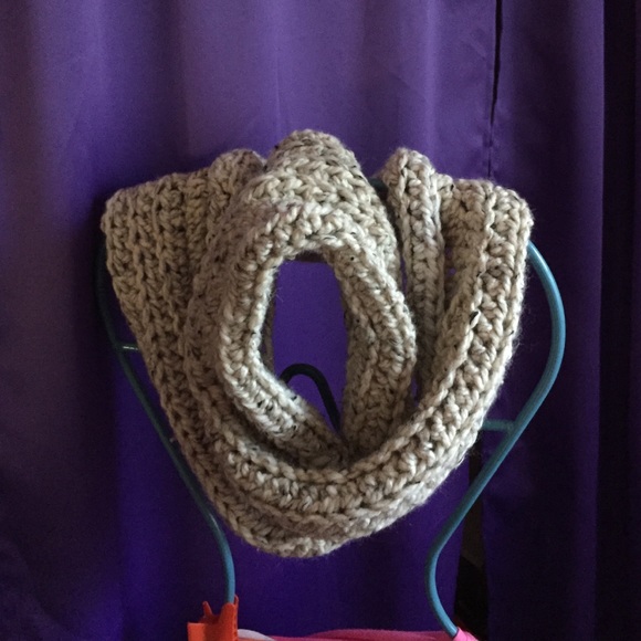 Chunky crochet infinity scarf - Picture 1 of 4