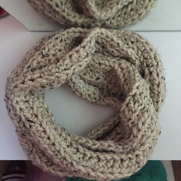 Chunky crochet infinity scarf - Picture 2 of 4