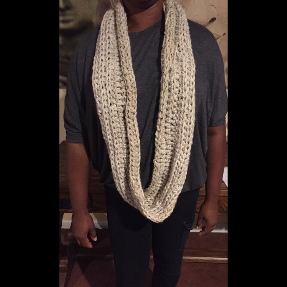 Chunky crochet infinity scarf - Picture 3 of 4
