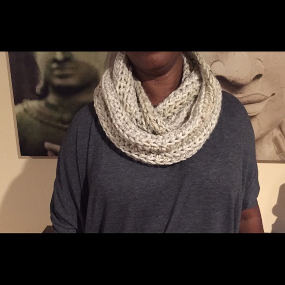 Chunky crochet infinity scarf - Picture 4 of 4