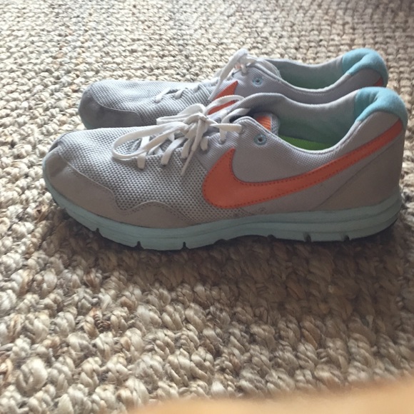 Nike Shoes - SALE !!! 🌸🌸🌸Women's Nike Lunarfly sneaker