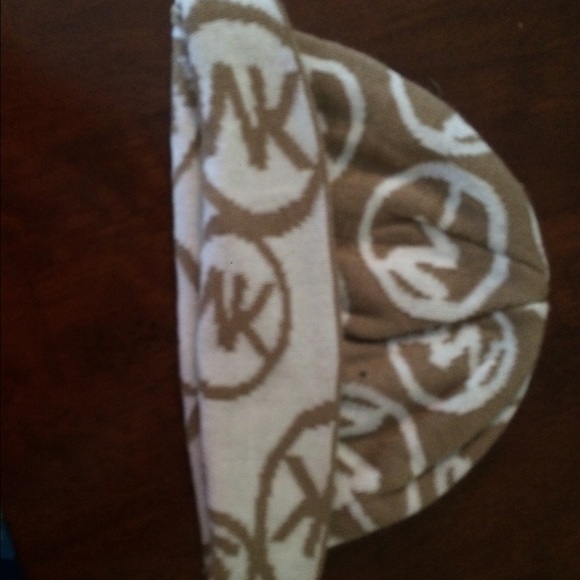 Michael Kors snow hat! New! Never worn! - Picture 2 of 3