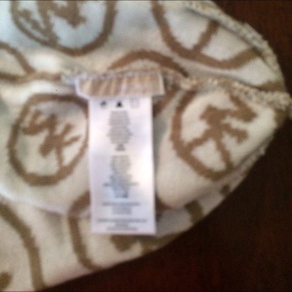 Michael Kors snow hat! New! Never worn! - Picture 3 of 3