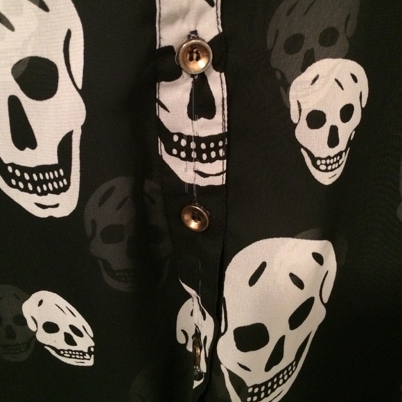 Skull high-low button up - Picture 2 of 3