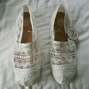 Super cute white lace flats NWT!