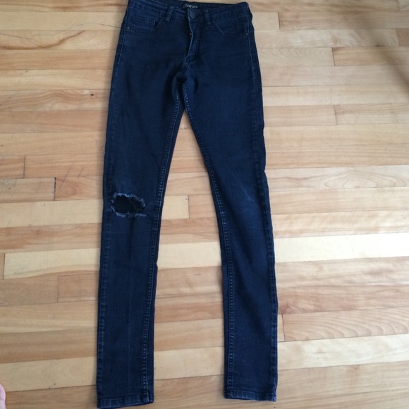 Dark skinnies with distress