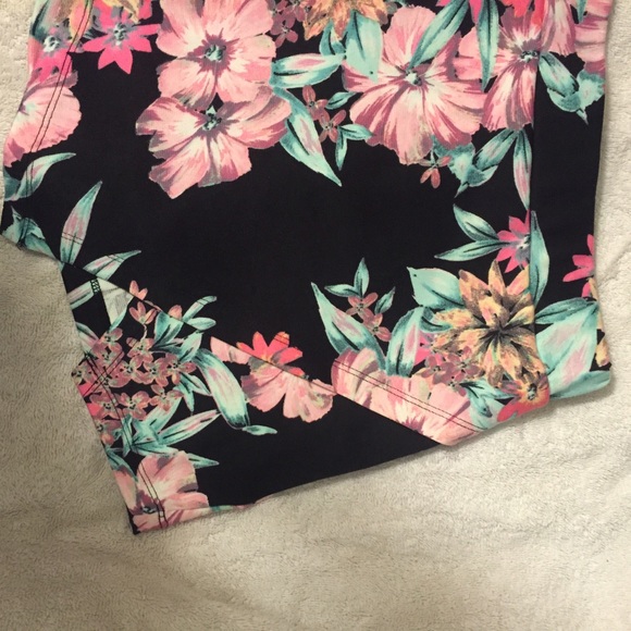 Floral shorts - Picture 2 of 4