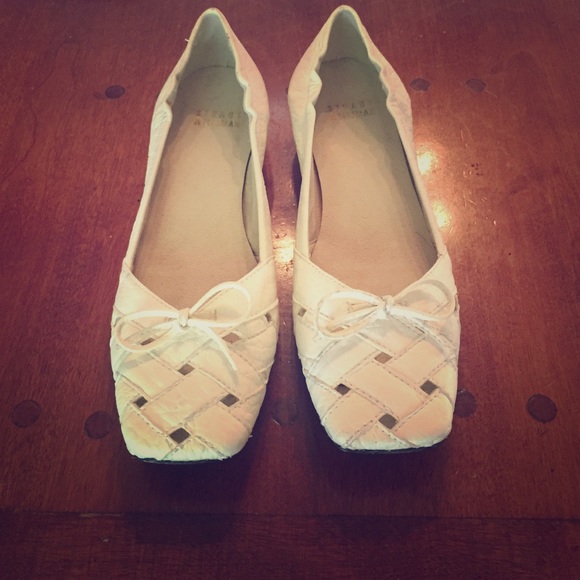 NEVER WORN-White leather flats