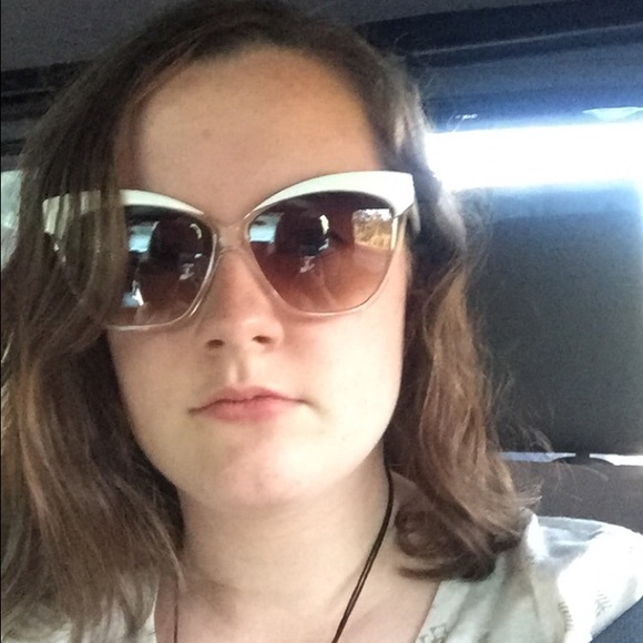 Meet your Posher, Elise - Picture 1 of 1