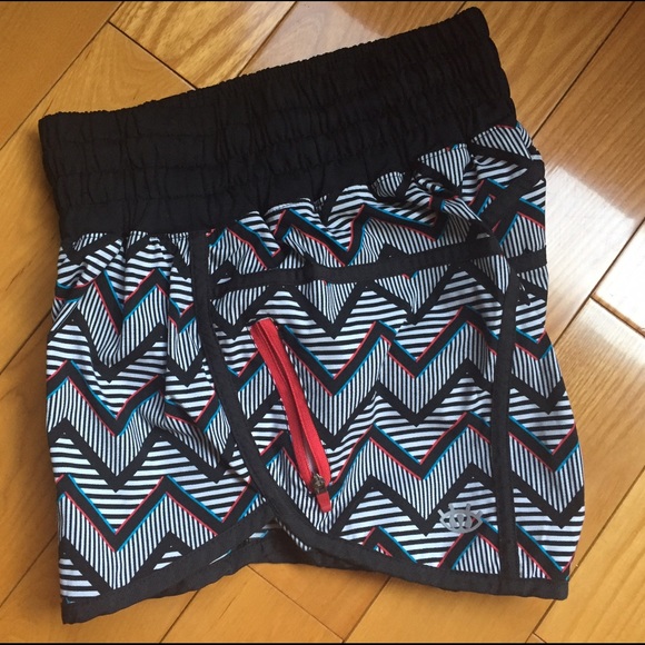 Lululemon Seawheeze tracker shorts from 2014 Sz 4