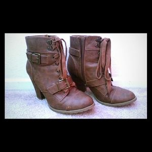 Wom's Brown Booties size 8