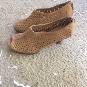 Perforated leather shoes