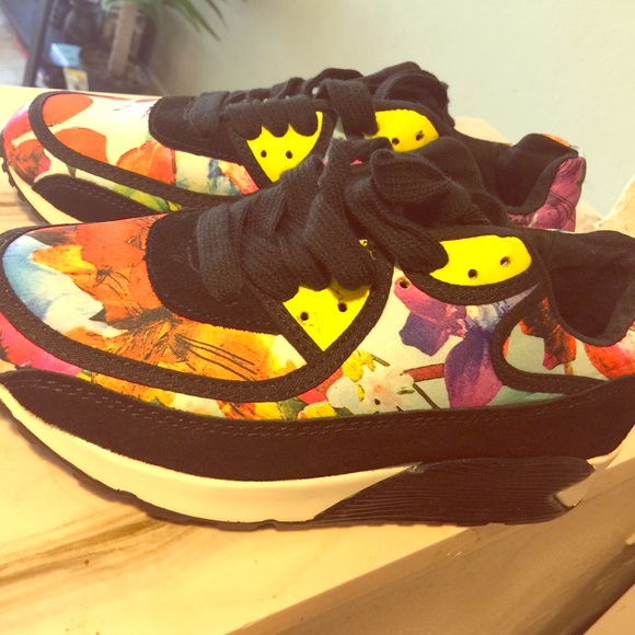 Floral tennis shoes💜