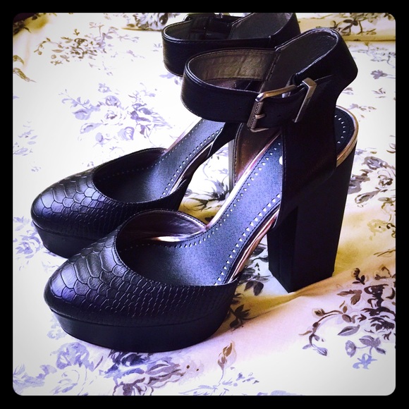 Nyla---Circus black pump sandal