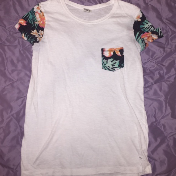 🎀reserved🎀 Tropical pocket tee