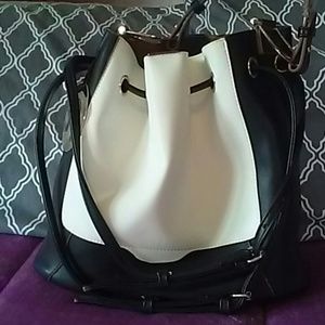 FINAL-  NWT Nila Anthony bucket bag