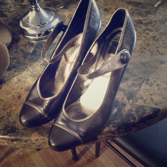 Georgous Coach shoes in silvery color