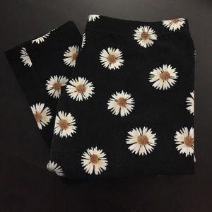 black daisy printed leggings! worn once.