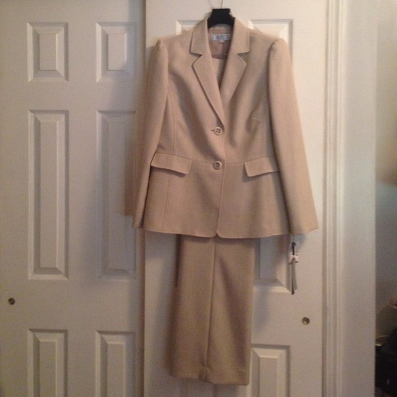 Brand new Tahari suit