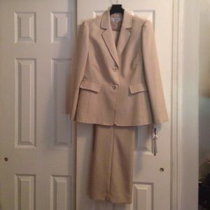 Brand new Tahari suit