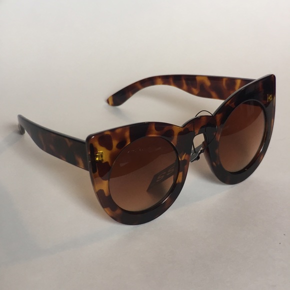 ❣️LAST PAIR ❣️Big round cat eye Sunglasses 🕶 - Picture 2 of 2