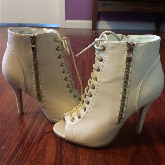 Wet seal booties
